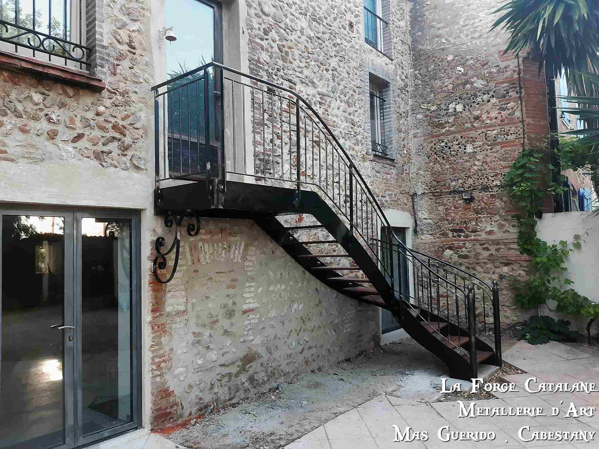 escalier exterieur en fer avec marches bois exotique rampant main courante tube rond  barreaudage vertical  forge catalane.jpg